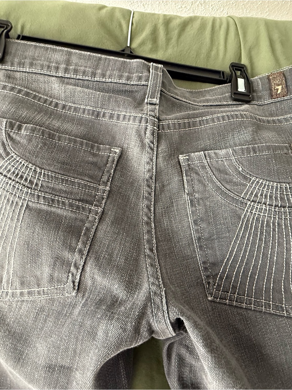 7 For All Mankind Women's Skinny Jeans in Washed Gray sz 31